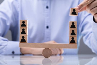 İşadamı Beyaz Masa Üzerinde Ahşap TahtÜstü Bloklar Dengeleme
