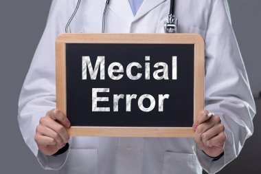 Boynunda steteskop olan doktor. Üzerinde tıbbi hata metni yazılı.