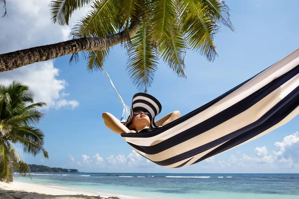 Närbild Ung Kvinna Som Kopplar Hängmattan Över Sandstranden — Stockfoto