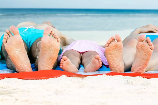 Familia Con Una Hija Acostada Sobre Manta Playa — Foto de Stock