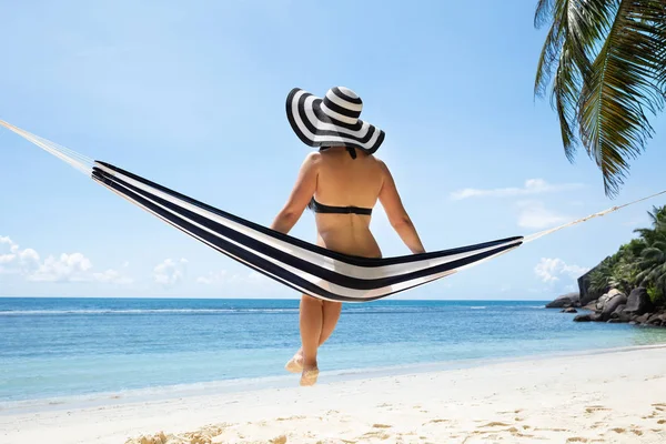 Widok Tyłu Kobiety Bikini Siedząc Hamaku Patrząc Nad Morzem Plaży — Zdjęcie stockowe