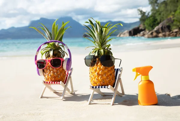 Nahaufnahme Von Sonnenbrille Über Ananas Auf Liegestuhl Musik Über Kopfhörer — Stockfoto