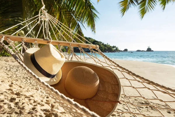 Närbild Två Hattar Hängmattan Över Sanden Vid Stranden — Stockfoto