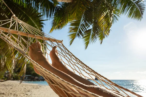 Närbild Person Som Ligger Hängmatta Hängande Palm Mot Blue Sky — Stockfoto