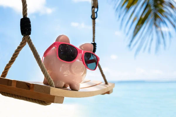 Zbliżenie Różowy Piggybank Okulary Przeciwsłoneczne Drewnianej Huśtawce Plaży — Zdjęcie stockowe