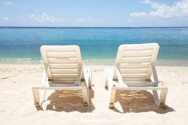 Empty White Deck Chair Front Idyllic Sea Beach — Stock Photo, Image