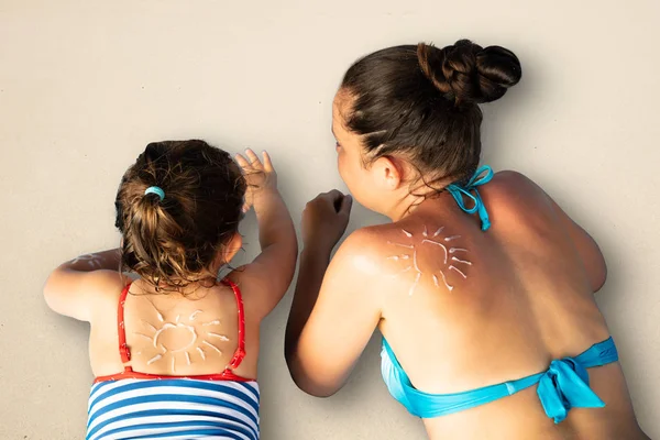 Mor Och Dotter Som Ligger Sand Med Solen Dragen Sina — Stockfoto