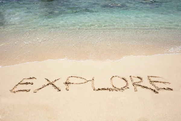 Primo Piano Esplorare Testo Scritto Sulla Sabbia Vicino Mare Spiaggia — Foto Stock