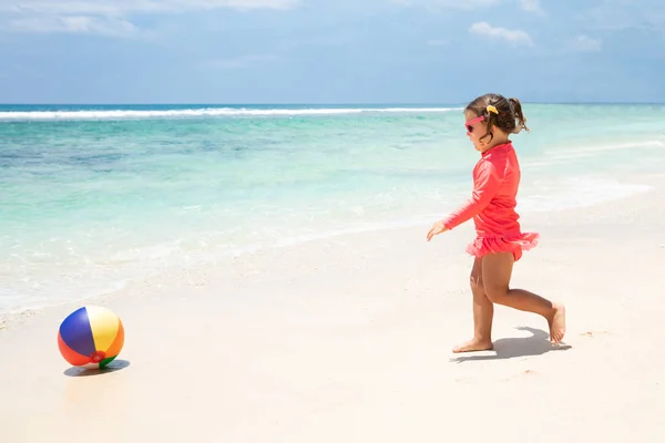 Småbarn Flicka Leker Med Bollen Nära Den Idylliska Stranden Stranden — Stockfoto