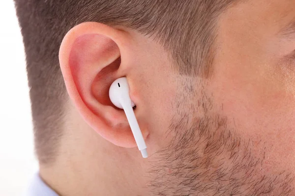 Primer Plano Del Hombre Escuchando Música Utiliza Auriculares Inalámbricos Modernos — Foto de Stock