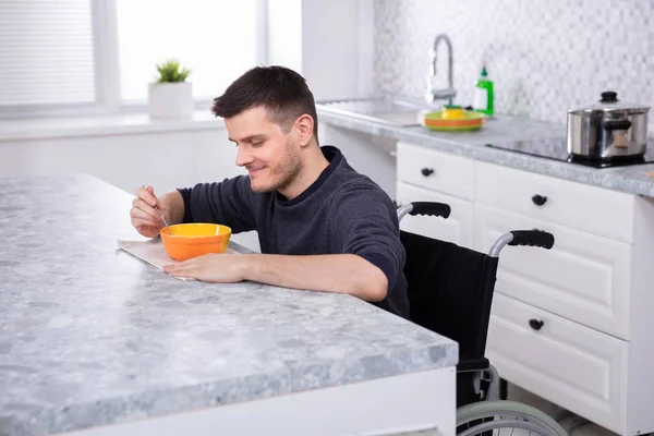 Sorrindo Incapacitado Jovem Sentado Cadeira Rodas Sopa Beber Cozinha — Fotografia de Stock