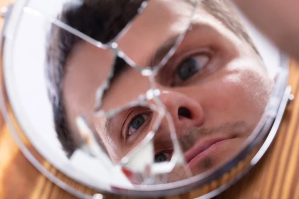 Primo Piano Del Giovane Che Guarda Suo Volto Uno Specchio — Foto Stock