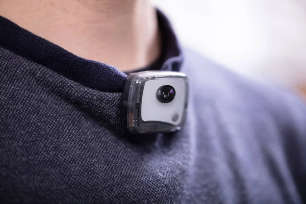 Adamın Boynundaki Tişörtteki Güvenlik Kamerasının Yakın Çekimi — Stok fotoğraf