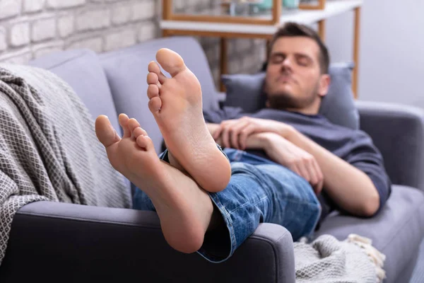 Close Homem Relaxando Sofá Com Pernas Cruzadas Casa — Fotografia de Stock