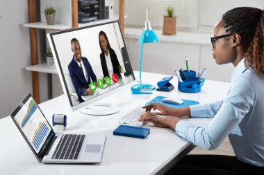 Afrikalı İş Kadını Ofiste Meslektaşları ile Videokonferans Yaparken Grafikleri Analiz Ediyor