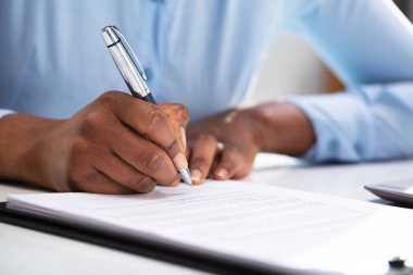 Sözleşme formunu doldurarak bir iş kadını'nın el Close-up