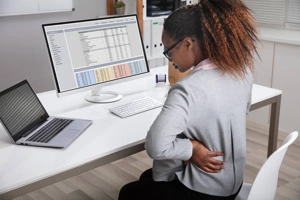 Ofis Masasında Laptop Üzerinde Çalışırken Onu Geri Tutarak Afrikalı Şkadını — Stok fotoğraf