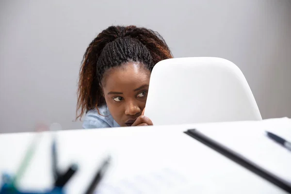 Ängstliche Afrikanische Geschäftsfrau Blickt Hinter Stuhl Büro — Stockfoto