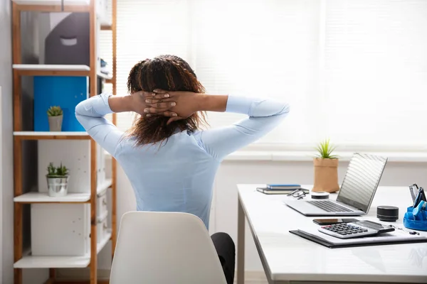 Rückansicht Einer Geschäftsfrau Die Arbeitsplatz Die Arme Ausstreckt — Stockfoto