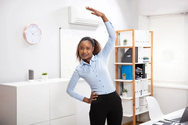 Junge Geschäftsfrau Macht Yoga Vor Büroschreibtisch — Stockfoto