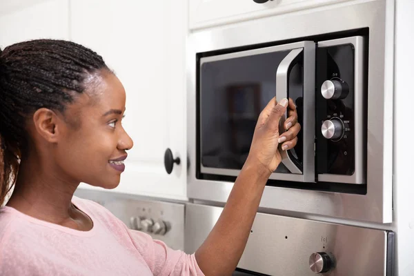 Close Mulheres Africanas Mão Abrindo Porta Forno — Fotografia de Stock