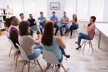Sandalyede Oturan Kadından Sağır Jest İşareti Öğrenen Bir Grup Genç