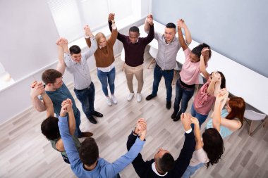 Çemberde Ayakta Duran Çok Irklı Milenyum İnsanları Ellerini Birleştiriyor