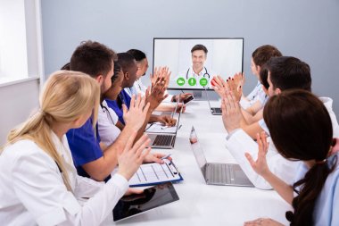 Çok ırklı Tıp Doktorları Profesyonel Ekibi Video Konferansı Yapıyor