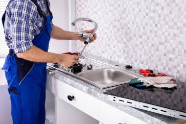 Erkek Tesisatçı Bölümü Mutfak Lavabosu Musluğunu Topluyor