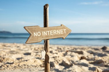 Sandy Beach Üzerinde Hiçbir İnternet Ahşap Yönlü Ok İşaretI Direği Close-up