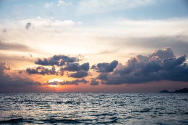 Gün batımında Deniz Üzerinde Dramatik Gökyüzünün Fotoğrafı