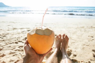 Sahilde Deniz Kenarında Kumda Oturan Hindistan Cevizi Tutan Bir Adamın Yakın Çekim