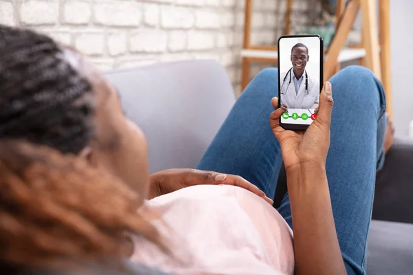 Primer Plano Mujer Embarazada Videollamada Médico Teléfono Móvil —  Fotos de Stock