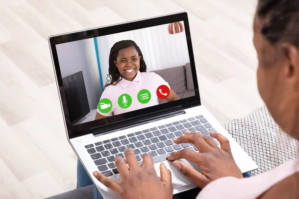 Primer Plano Una Madre Videoconferencia Con Hija Sonriente Ordenador Portátil — Foto de Stock