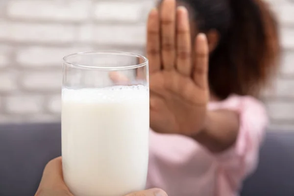 Κοντινό Πλάνο Μιας Γυναίκας Που Αρνείται Ποτήρι Γάλα Που Προσφέρεται — Φωτογραφία Αρχείου