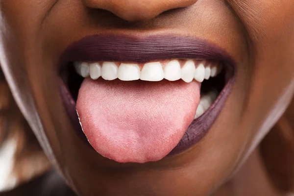 Foto Cerca Una Mujer Mostrando Lengua — Foto de Stock