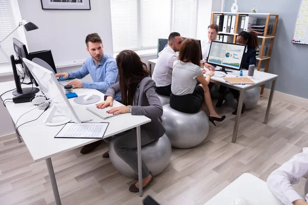 Groep Van Multi Etnische Ondernemers Zitten Fitness Ball Hebben Besproken — Stockfoto