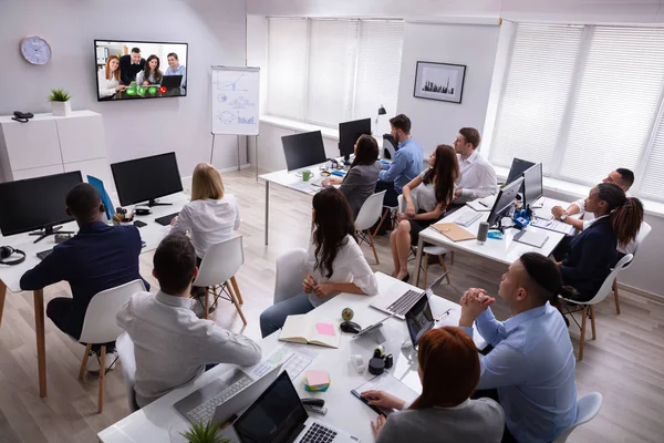 Vista Trasera Una Gente Negocios Mirando Pantalla Durante Videoconferencia Oficina —  Fotos de Stock