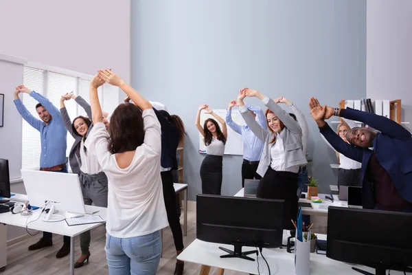 Glada Multietniska Affärsmän Höja Händerna Gör Stretching Övning Office — Stockfoto