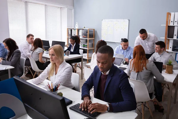 Grupp Multietniska Företagare Som Arbetar Med Dator Office — Stockfoto