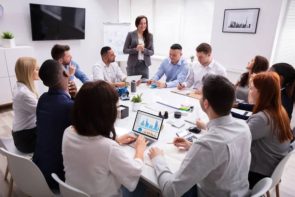 Gruppo Giovani Sorridenti Imprenditori Multi Etnici Guardando Imprenditrice Dare Presentazione — Foto Stock