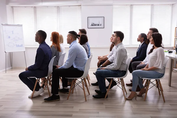 坐在会议室椅子上的多元化成功商务人士 — 图库照片