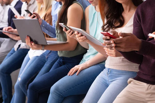 Millennials Reih Und Glied Mit Modernen Elektronischen Geräten Beschäftigt — Stockfoto