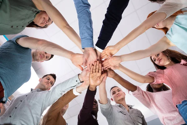 Multietnisk Grupp Människor Stapling Hand Visar Enhet — Stockfoto