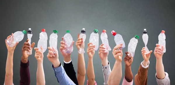 Группа Людей Держащих Бутылки Раздавленной Водой Тёмном Фоне — стоковое фото