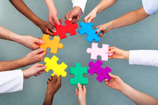 Aus Der Vogelperspektive Medizinisches Team Löst Buntes Puzzle Vor Grauem — Stockfoto