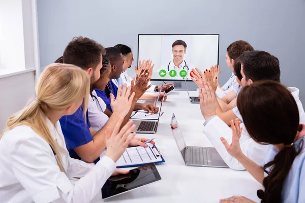 Equipo Profesional Médicos Multiétnicos Que Tiene Una Videoconferencia — Foto de Stock