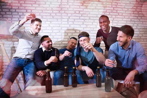 Groep Vrolijke Jonge Mannen Toasten Met Tequila Een Nachtclub — Stockfoto