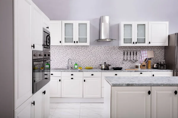 Interior Cozinha Limpa Branca Moderna Com Forno Refrigerador Microondas — Fotografia de Stock