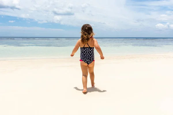 Liten Flicka Bikini Walking Den Idylliska Anse Baleine Beach Mahe — Stockfoto